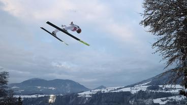 Der Österreicher Daniel Huber springt im Probedruchgang.