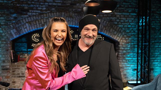 Torsten Sträter (r) mit seinem Gast: Laura Wontorra, Deutsche Fernsehmoderatorin.