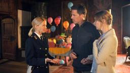 Die jungen Polizistin Sofia (Sinja Dieks, li.) mit Martin Born (Tim Bergmann) und Marisa (Milena Dreissig, re.), den Eltern des entführen Mädchen.