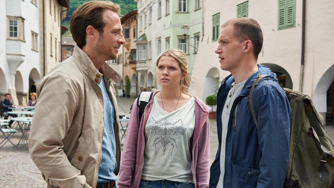 Jonas Kerschbaumer (Gabriel Raab, li.) mit seinem zurückgekehrten Bruder Ludwig (Kai Malina), der sich mit Laura Schwarz (Charleen Deetz) anfreundet.