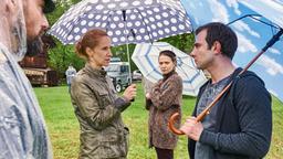 Kommissarin Schwarz (Chiara Schoras) mit Grandls Stiefsohn Toni (Eugen Knecht) und Haushälterin Ekaterina (Larissa Fuchs, Mitte), die nichts gehört haben wollen.