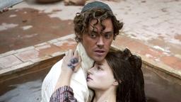 Der Medicus: Rob Cole (Tom Payne) hat Angst, dass die an der Pest erkrankte Rebecca (Emma Rigby) stirbt.