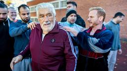 Boxer (Mario Adorf) ist der König der Justizvollzugsanstalt. Nichts läuft ohne ihn in "seinem" Gefängnis.