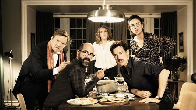 Ein Abendessen mit Würze (v. l. n.): René (Justus von Dohnányi), Stephan (Christoph Maria Herbst), Elisabeth (Caroline Peters), Thomas (Florian David Fitz) und Anna (Janina Uhse) geraten aneinander.