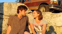 Zoe (Elizabeth Olsen) und Cole (Chace Crawford) kommen sich näher.