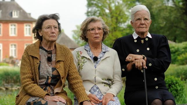 Bild: ARD Degeto/WDR/UFA Fiction/Bernd Spauke 1994 - Zwei Studentinnen interviewen die Janssen-Schwestern Martha (Gertrud Roll, li.), Betty (Jutta Speidel) und Hiltrud (Hildegard Schmahl, re.).