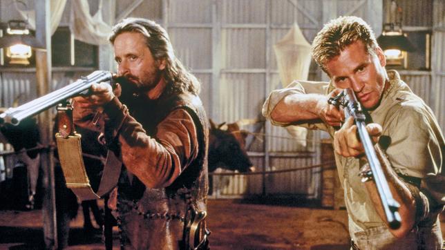 John Patterson (Val Kilmer, re.) und Remington (Michael Douglas) jagen "den Geist" und "die Dunkelheit".