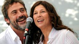 Diane (Catherine Keener) tritt gemeinsam mit Jude (Jeffrey Dean Morgan) bei einem Musikfestival auf.