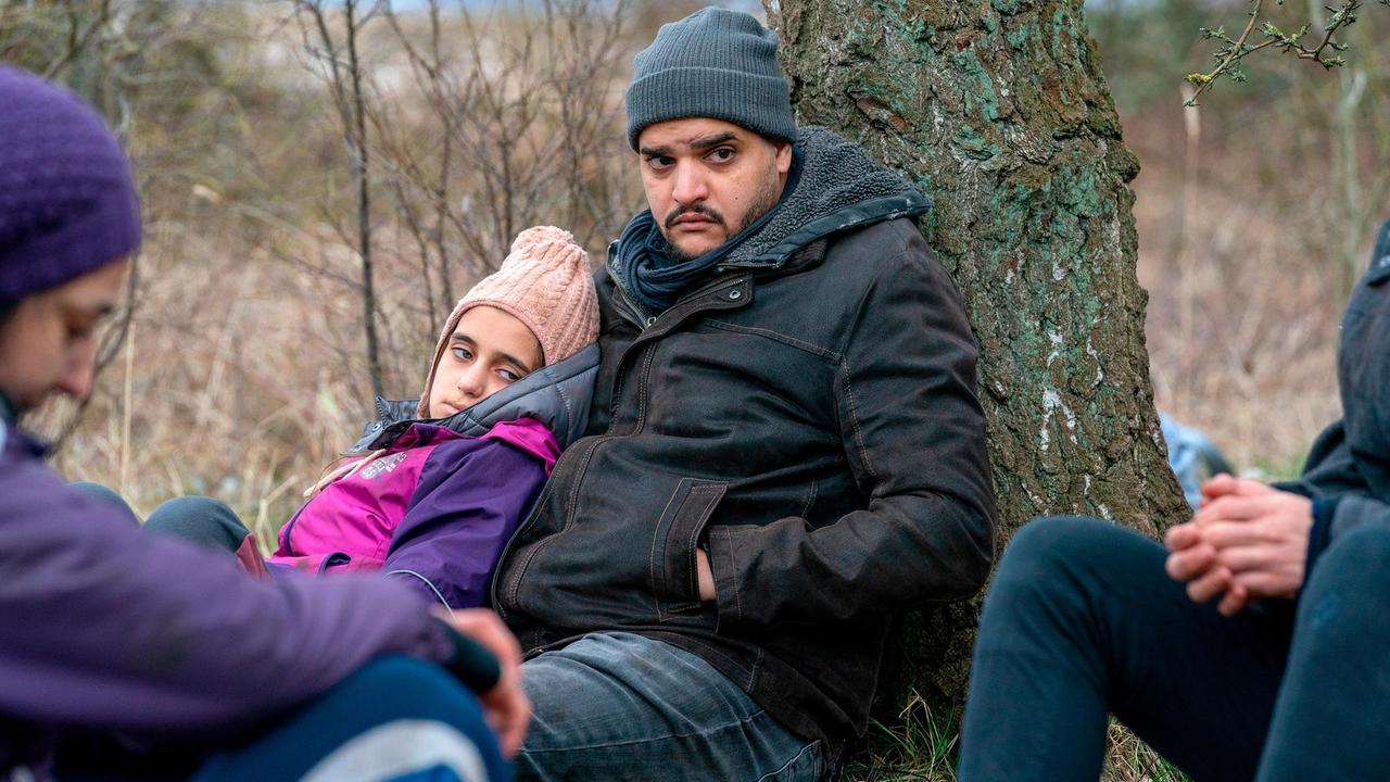Ahmad Bashmani (Yasin El Harrouk) wartet mit seiner Tochter Amira (Valtina Simogy) und anderen Geflüchteten auf den Transporter.