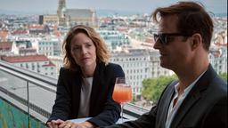 Alexander Haller (Philipp Hochmair) mit seiner Schwester Sophie (Patricia Aulitzky).