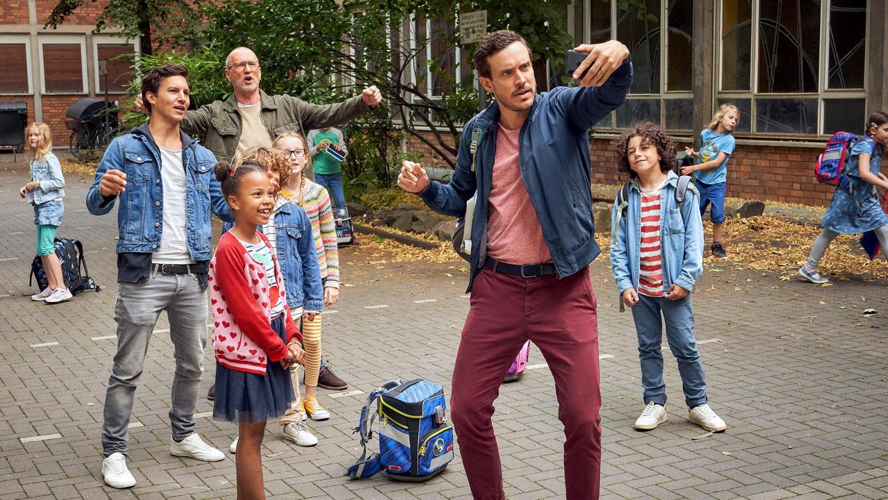 Andreas (Tobias van Dieken, Mi.) kümmert sich hauptberuflich um Stella (Sophia Heinzman, li.), die frisch eingeschulte Tochter der verstorbenen Schwester seines Lebensgefährten. Andreas (Tobias van Dieken), Stella (Sophia Heinzmann), Timo Savona (Tim Oliver Schultz, l) Gerd Frick (Peter Lohmeyer) und die Kids singen ein Geburtstagslied für Judiths (Felicitas Woll) Tochter.