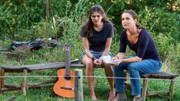 Anne (Henriette Richter-Röhl) weiht Tori (Caroline Hartig) in das Familiengeheimnis ein.