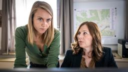 Anni Sulmtaler (Anna Unterberger, li.) arbeitet eng mit ihrer Teamleitung Nicole Sturm (Bettina Mittendorfer, re.) zusammen.