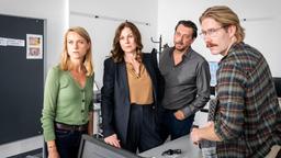 Arbeiten im Team: Nicole Sturm (Bettina Mittendorfer, 2. v. li.) leitet das Team aus Sascha Bergmann (Hary Prinz, 2. v. re.), Anni Sulmtaler (Anna Unterberger, li.) und Bernd Kofler (Christoph Kohlbacher, re.).