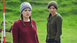 Archäologin Hattie James (Gemma Chan, re.) und Doktorandin Sophie (Sophie Rundle) haben auf dem Grundstück der alten Mima einen menschlichen Schädelknochen gefunden.