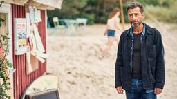 Arvidsson (Peter Perski) ermittelt am Strand.