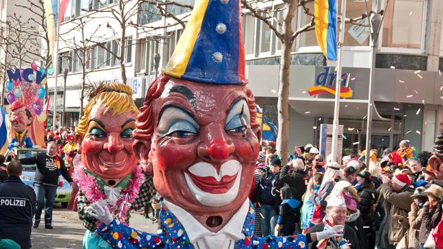 Auch in diesem Jahr dabei: die "Schwellköppe" als typische Figuren des Mainzer Rosenmontagszug. Dessen Motto lautet in diesem Jahr: "Zur Fassenacht lädt Mainz am Rhein die ganze Welt zum Schoppe ein".