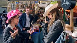 Auf einem Markt in Meran Lotti (Cornelia Froboess) und ihre Enkelin Eva (Julia Nachtmann) Tobias (Ulrich Friedrich Brandhoff), Evas heimlichem Schwarm.