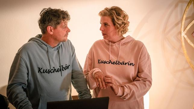Bild: ARD Degeto/Allegro Film/Toni Muhr Ausgefallenes Geschäftsmodell: Sonja von Breuer (Elena Uhlig, re.) leitet zusammen mit ihrem Mann Elmar (Fritz Karl, li.) Kuschel-Seminare.