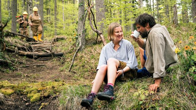 Beate (Anna Drexler) ist glücklich mit Leonhard (Tom Beck).