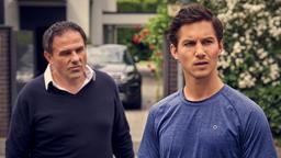 Beim Kampf um die Kinder sind Robert (Carlos Lobo) alle Mittel recht. U.a. lockt er Timo (Tim Oliver Schultz, r) mit einem lukrativen Vertragsangebot aus Portugal.