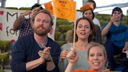 Beim Schwimmturnier sitzen Peter (Mark Waschke) und Anne (Claudia Michelsen) auf der Zuschauertribüne.