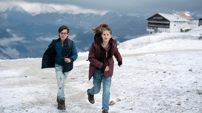 Benny und Mia fliehen vor Levartis' Sicherheitsleuten.