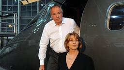 Bernhard (Friedrich von Thun) und seine Ex-Frau Claire (Senta Berger) beobachten ihre umtriebige Tochter – und ahnen, dass etwas nicht stimmt.