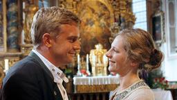 Leonie und ihr Mann Toni lächeln sich in der Kirche an. 