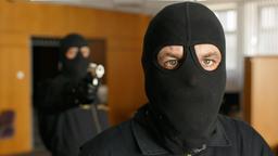 Bulle Koops (Aljoscha Stadelmann, vorne) und Gangster Hagen (Michael Rotschopf) räumen die Harzbank aus.