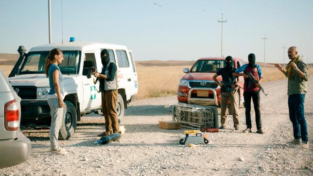 Der Ambulanzwagen der deutschen Ärztin Martina (Catrin Striebeck) wird von einer radikalen Gruppe gestoppt.