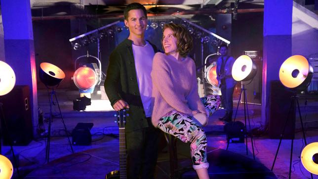 Bild: ARD Degeto/Constantin Television/Jacqueline Krause-Burberg Der angehende Shooting-Star am Pop-Himmel Sebastian (Tim Oliver Schultz) und die Krankenpflegerin Mia (Paula Kalenberg) sind ein ungleiches Paar.