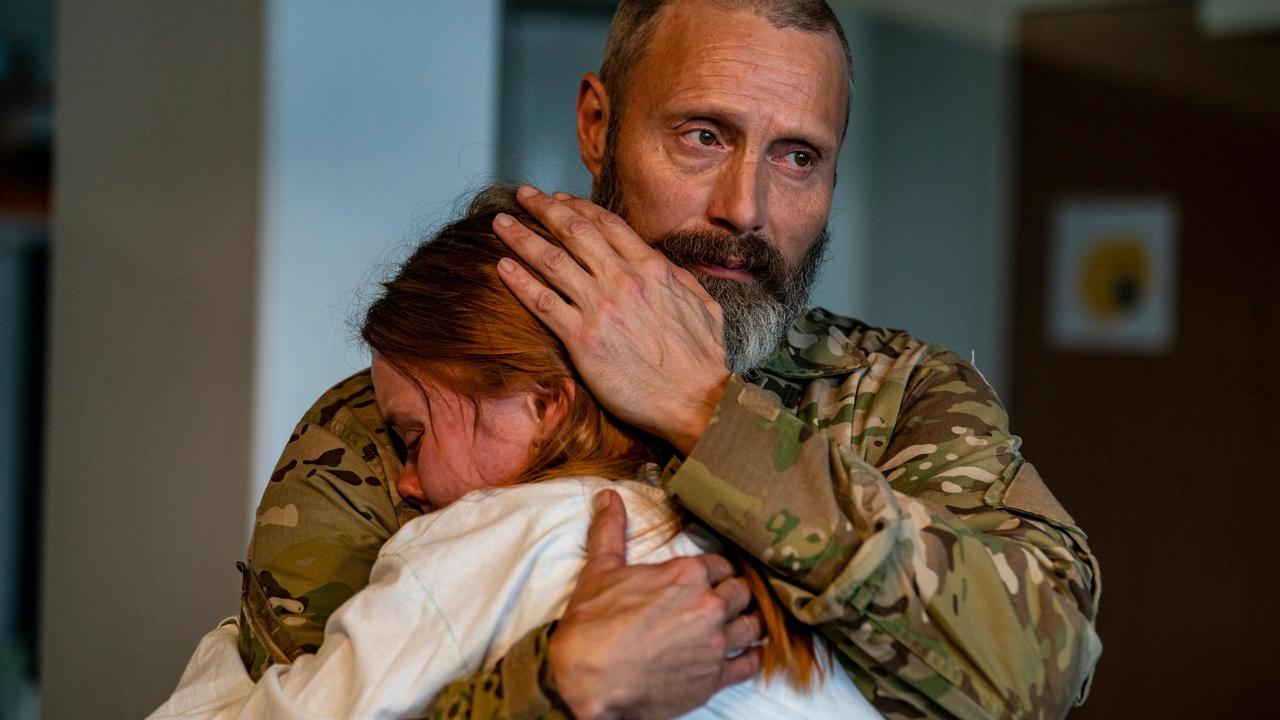 Der Berufssoldat Markus (Mads Mikkelsen) und seine Tochter Mathilde (Andrea Heick Gadeberg) sind in Trauer.