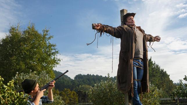 Der Bienenzüchter Tamati (Mark Ruka li.) entdeckt die Leiche von Phillip Henderson (Mike Edward).