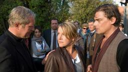 Der katholische Prälat Schwanthaler (Harald Krassnitzer, li.) will der evangelischen Schwester Anna (Mariele Millowitsch) und dem Bordellbetreiber Kristos (Martin Feifel) im Kampf gegen einen Baulöwen beistehen.