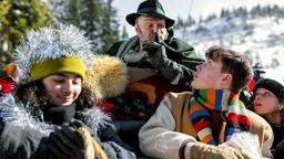 Der Kutscher Kroizleitner (Martin Leutgeb) verspricht den Kindern, sie nicht zu verraten. Jeremy (Liam Noori, 2. v. re.) und Nina (Lotta Herzog) und Nikolai (Elias Schneider)