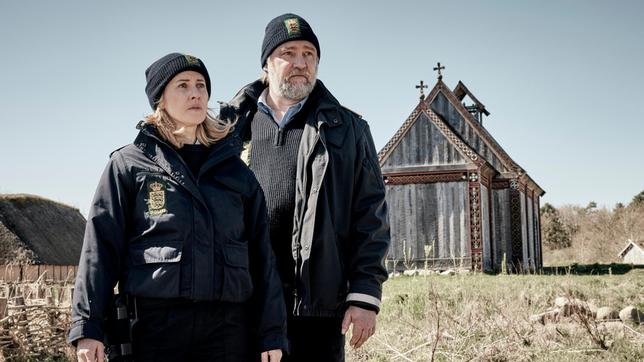 Bild: ARD Degeto/Sandra Hoever Der Mord an seinem Sohn, bringt einen berüchtigten Syndikats-Chef zurück nach Ribe. Streifenpolizisten Ida (Marlene Morreis) und Magnus (Nicki von Tempelhoff) haben daher alle Hände voll zu tun, die potentiellen Mörder schneller zu finden, als der Vater des Opfers.