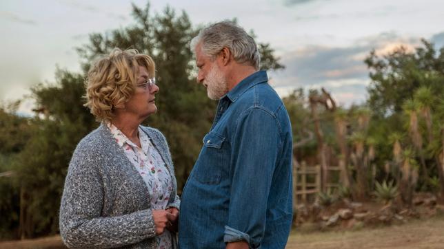 Der vielbeschäftigte Tierarzt und Rancher Konrad Eckstein (Filip Peeters) hat Henni (Saskia Vester) als Premium-Nanny für seine Enkel gebucht.