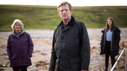 MORD AUF SHETLAND: Detective Inspector Jimmy Perez (Douglas Henshall) beginnt zusammen mit seiner Kollegin Alison McIntosh (Alison O’Donnell) und Medizinerin Cora Mclean (Anne Kidd) die Ermittlungen.