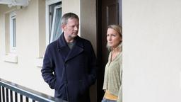 Detective Inspector Jimmy Perez (Douglas Henshall) bekommt einen Hinweis von Kelly Paterson (Claire Dargo).