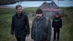 Detective Inspector Jimmy Perez (Douglas Henshall, li.) glaubt nicht daran, dass der kauzige Magnus Bain (Brian Cox, Mitte) der Täter ist.