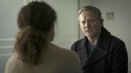 Detective Inspector Jimmy Perez (Douglas Henshall, re.) hat viele Fragen an Angela Muir (Anita Vettesse).