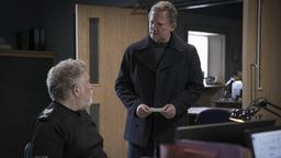 Detective Inspector Jimmy Perez (Douglas Henshall, re.) sammelt wichtige Informationen.