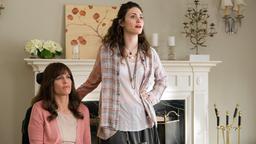 Die an ALS erkrankte Pianistin Kate (Hilary Swank, li.) und ihre Pflegerin Bec (Emmy Rossum) begutachten die Neuerungen in Kates Apartment.