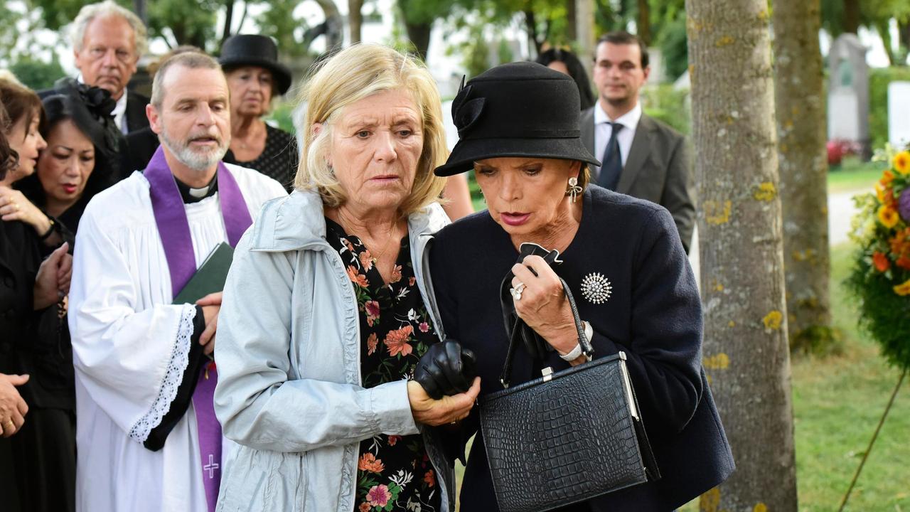 Die beiden Jugendfreundinnen Helga (Jutta Speidel, li.) und Maria (Uschi Glas) treffen sich durch Zufall auf dem Friedhof wieder.