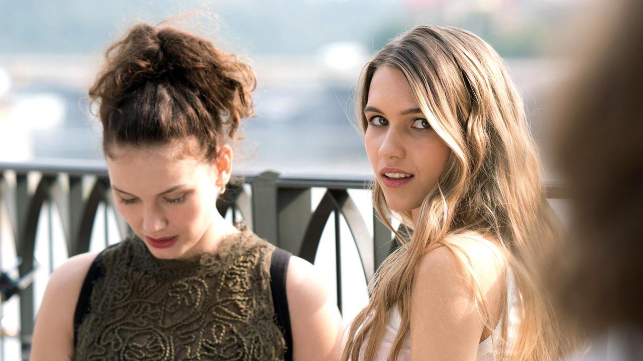 Die deutschen Touristinnen Vanessa (Anna-Lena Schwing, re.) und Lydia (Valeria Eisenbart) werden auf dem Bahnhof angesprochen.