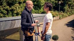 Die Frau, in die Timo (Tim Oliver Schultz, r) sich verliebt, entpuppt sich ausgerechnet als Gerds (Peter Lohmeyer, l) älteste Tochter Lucy.