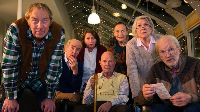 Bild: ARD Degeto/Arvid Uhlig Die letzten Millionen: Conrad (Michael Gwisdek), Jakob (Ulrich Pleitgen) und Otto (Joachim Bliese), Rosi (Ursula Karusseit) und das Ehepaar Karin (Jutta Wachowiak) und Günter (Dieter Mann) verfolgen mit Ihrer Pflegerin Ursula (Marie Gruber) die Ziehung der Lottozahlen am TV.