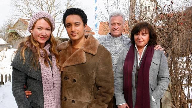 Die Pilotin Barbara (Lisa Maria Potthoff, li.) mit ihrer großen Liebe Kamal (Omar El-Saeidi, 2.v.li.) sind zu Besuch bei ihren Eltern Gottfried (Robert Atzorn) und Lisbeth (Gundi Ellert).