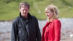 MORD AUF SHETLAND: Die schockierte Jess Collins (Frances Grey) berichtet Detective Inspector Jimmy Perez (Douglas Henshall), dass die Ermordete die Babysitterin ihrer Tochter war.